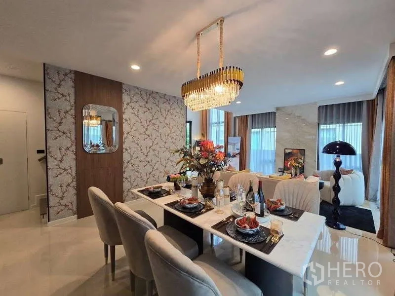 独立式住宅 出租在Bang Kapi, Bangkok - 用餐区，大理石餐桌与醒目吊灯。