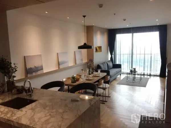 คอนโด ขายในWatthana, Bangkok - พื้นที่นั่งเล่นและรับประทานอาหารแบบเปิดโล่ง พร้อมเคาน์เตอร์ครัวหินอ่อน โซฟา และระเบียงวิวเมือง