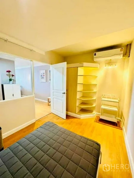 คอนโด ให้เช่าในKhlong Toei, Bangkok - ห้องนอนรอง พร้อมชั้นวางมุม ตู้เสื้อผ้า ฉากกั้นกระจก และแอร์แบบติดผนัง