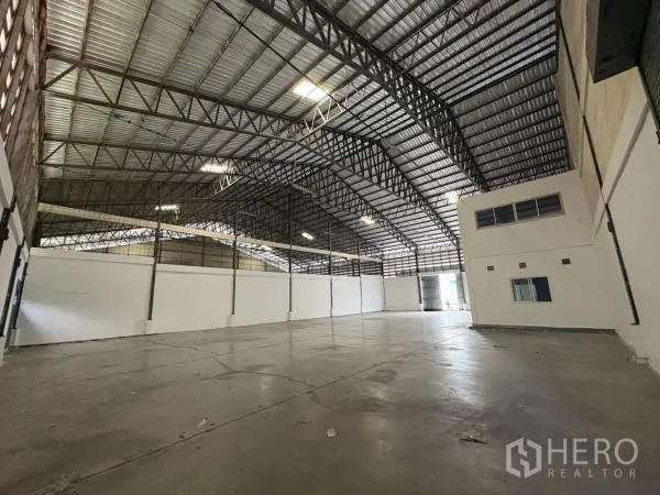 คลังสินค้า ให้เช่าในBang Phli, Samut Prakan - พื้นที่เก็บสินค้าไร้เสากลาง หลังคาเมทัลชีทมีช่องแสง
