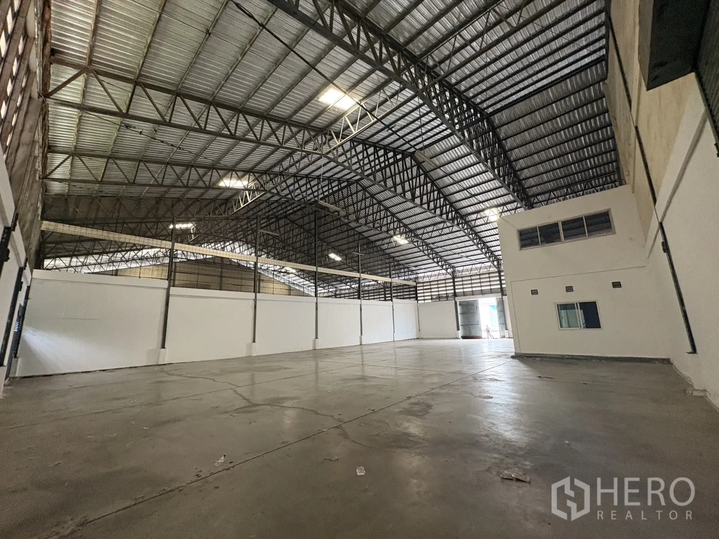 คลังสินค้า ให้เช่าในBang Phli, Samut Prakan - พื้นที่เก็บสินค้าไร้เสากลาง หลังคาเมทัลชีทมีช่องแสง