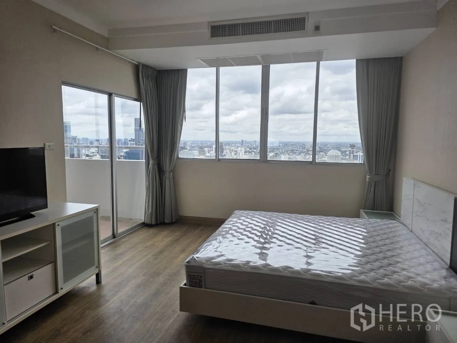 คอนโด ให้เช่าในKhlong Toei, Bangkok - ห้องนอนใหญ่เชื่อมระเบียง มองเห็นวิวสกายไลน์