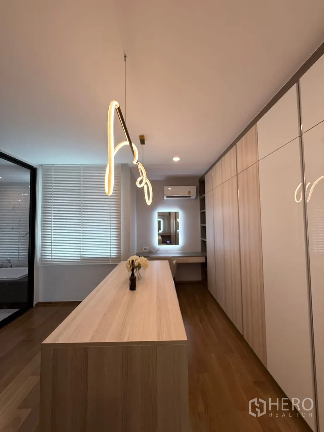 Townhouse for rent in Saphan Sung, Bangkok - Walk-in closet featuring a long island, pendant light and wall cabinets.