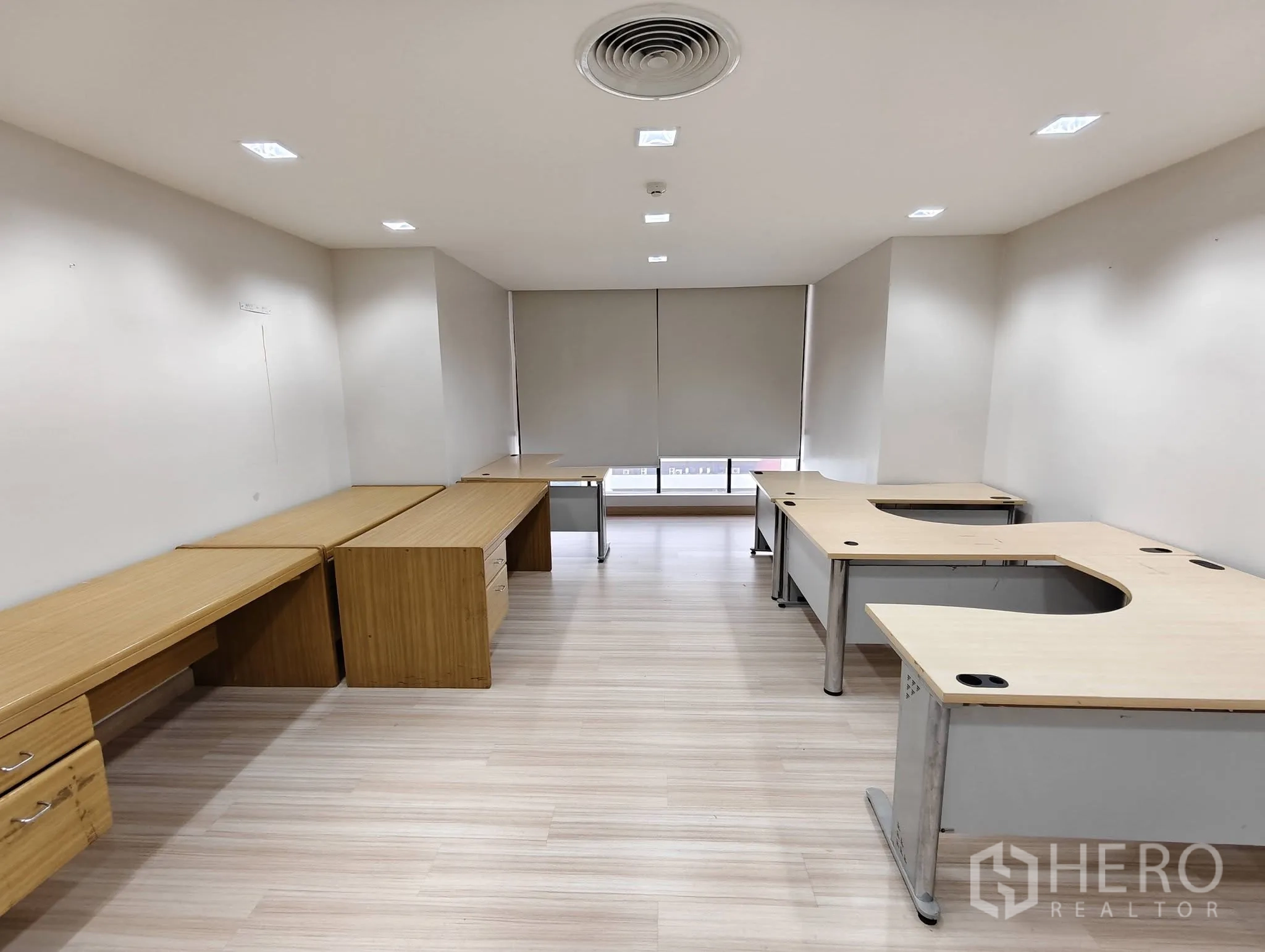 Office Space for rent in Lak Si, Bangkok - Workroom fitted with multiple desks and window blinds.