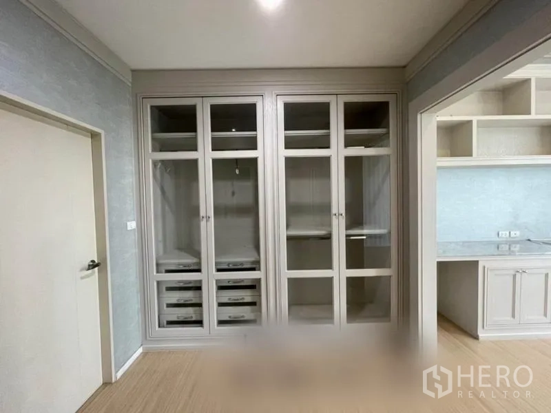 ทาวน์เฮาส์ ขายในSuan Luang, Bangkok - ผนังตู้เสื้อผ้าบานกระจก ตรงข้ามเคาน์เตอร์บิวท์อินในห้องนอนสวีท