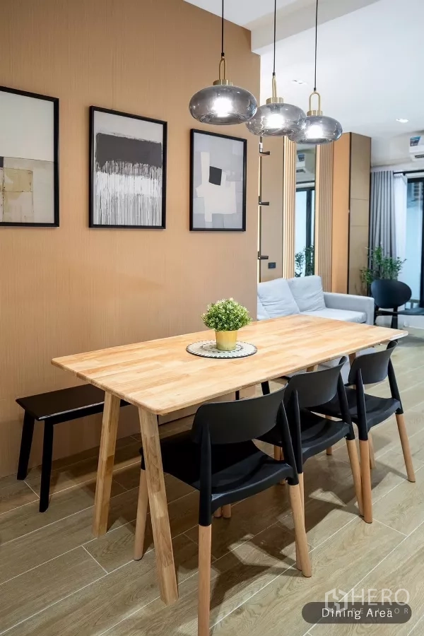 ทาวน์เฮาส์ ให้เช่าในHuai Khwang, Bangkok - โต๊ะทานอาหารใต้โคมแก้วรมควัน พร้อมภาพแขวนผนัง