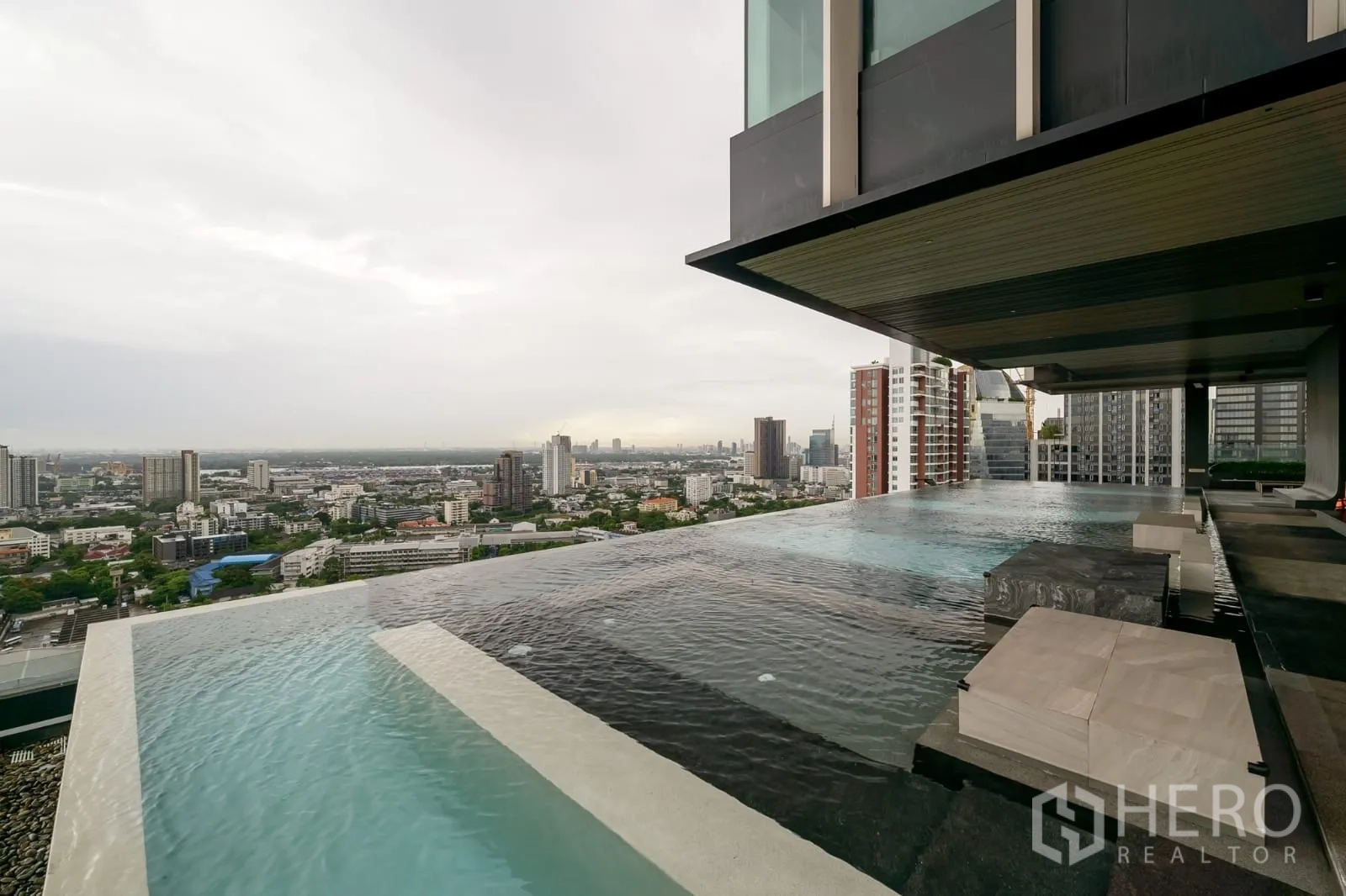 คอนโด ให้เช่าในKhlong Toei, Bangkok - สระอินฟินิตี้รูฟท็อป มองวิวกรุงเทพฯกว้างไกล