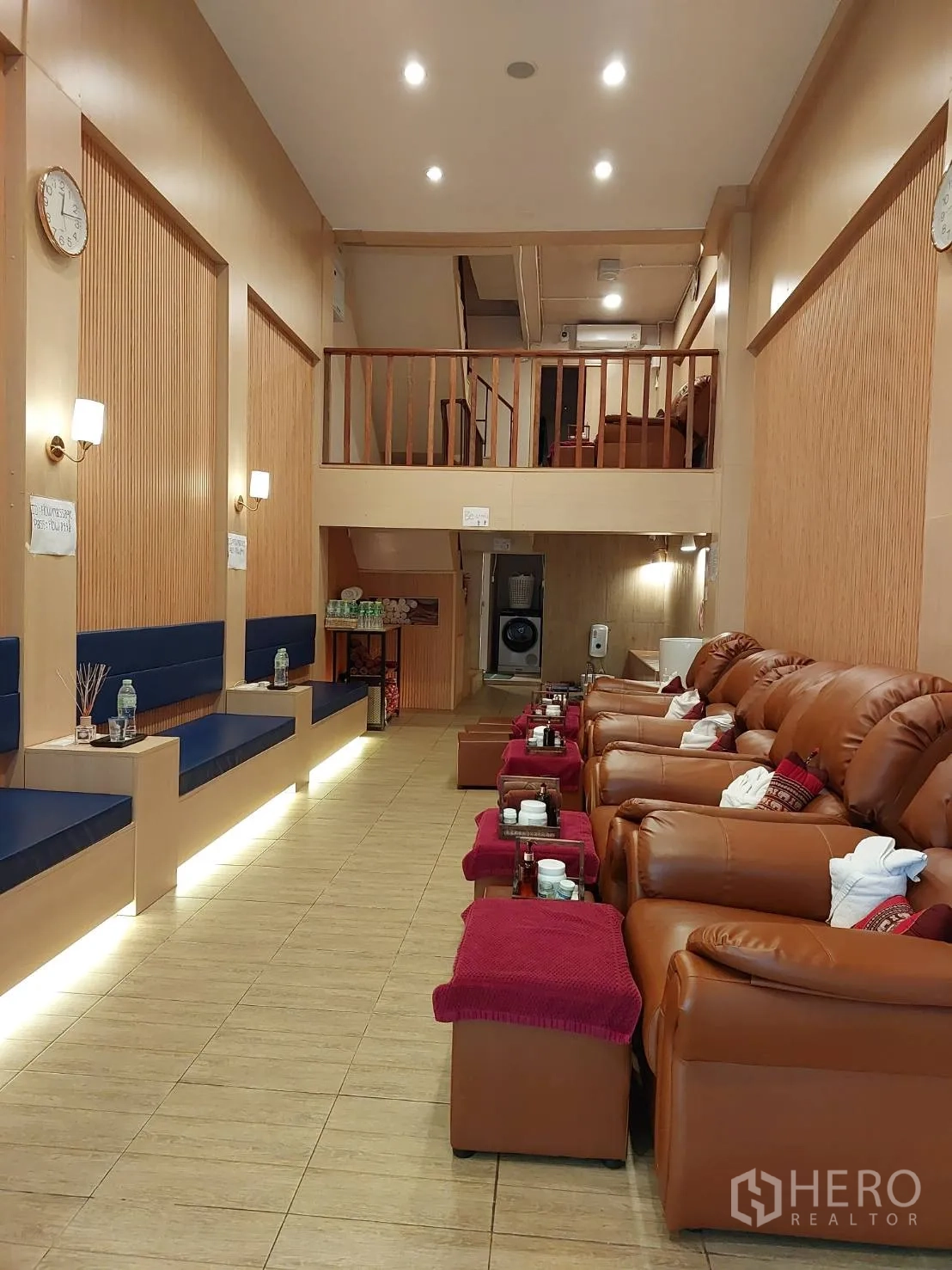 店屋 出租或出售在Watthana, Bangkok - 室内长形空间，棕色躺椅与夹层，木质装潢。