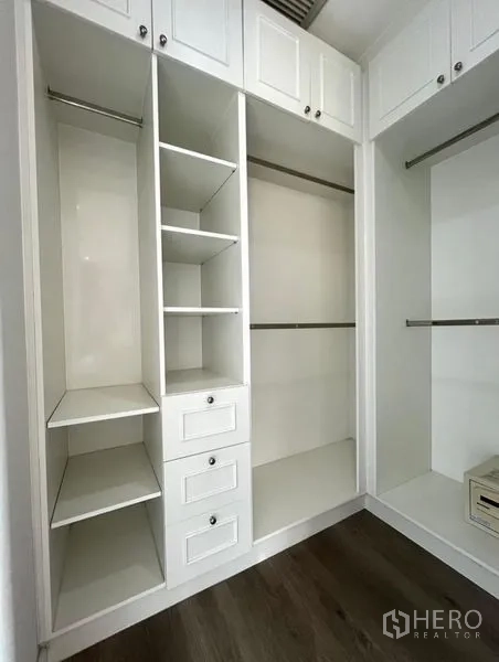 คอนโด ให้เช่าในBangkok - ตู้เสื้อผ้าบิวท์อินสีขาวแบบวอล์กอินพร้อมลิ้นชัก ชั้นวาง และราวแขวน