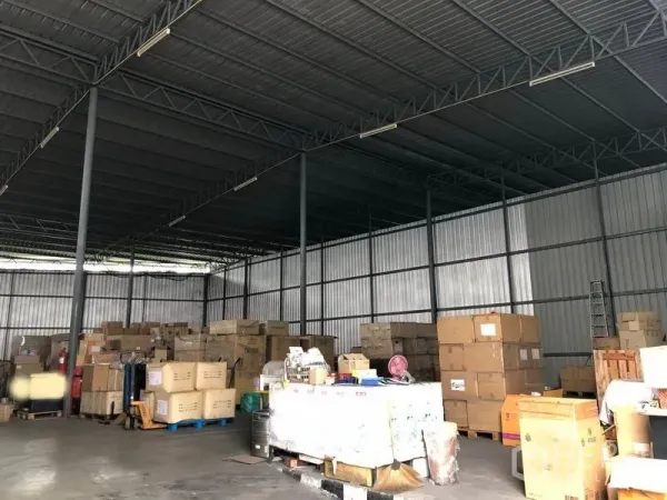 货栈 出租在Pak Kret, Nonthaburi - 开放式储存区，高金属屋顶与托盘货物。
