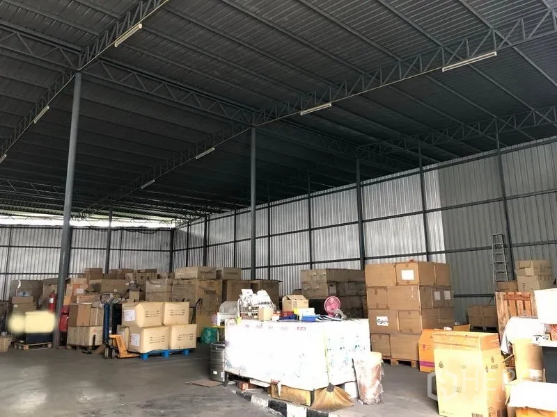 货栈 出租在Pak Kret, Nonthaburi - 开放式储存区，高金属屋顶与托盘货物。