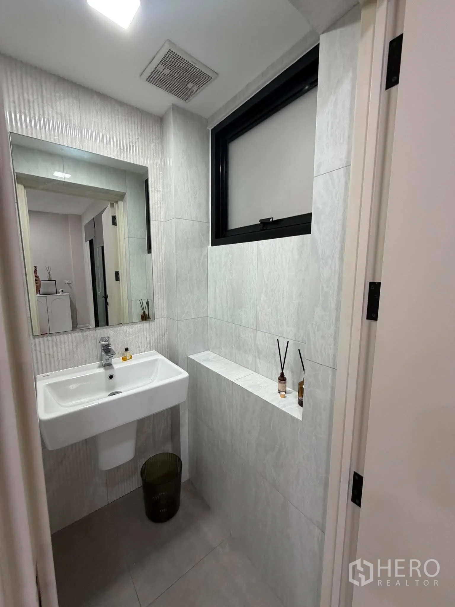 โฮมออฟฟิศ for rent in Phra Khanong, Bangkok - ห้องน้ำขนาดกะทัดรัดพร้อมอ่างล้างหน้า กระจก และหน้าต่าง