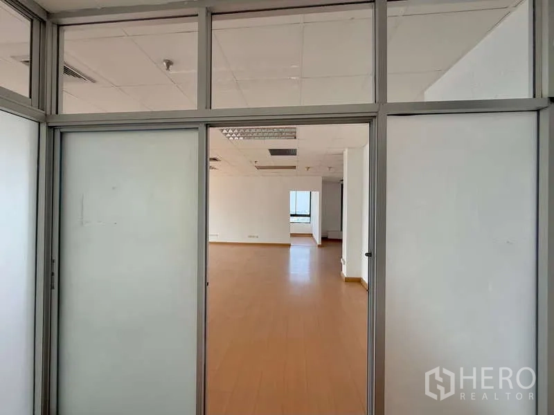 办公空间 出租在Chatuchak, Bangkok - 通过推拉玻璃门望向明亮的开放式办公室。