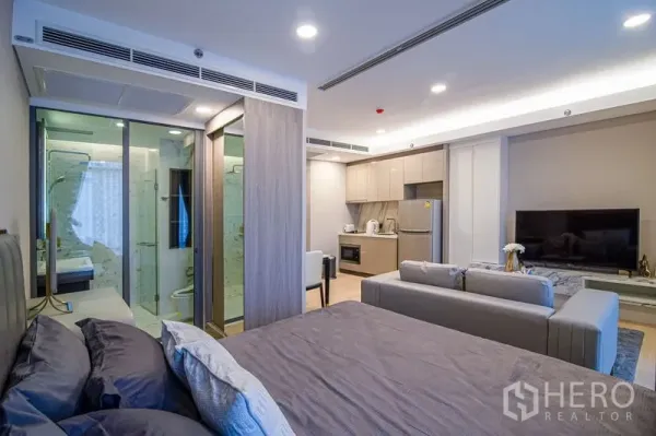 คอนโด ให้เช่าในKhlong Toei, Bangkok - คอนโด 1 ห้องนอนย่านคลองเตย มีเตียง โซฟา ทีวี ครัวบิวท์อิน และห้องน้ำผนังกระจก