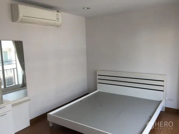 Townhouse for rent in Bang Kho Laem, Bangkok - Air-conditioned bedroom featuring a white bed frame and dressing table.