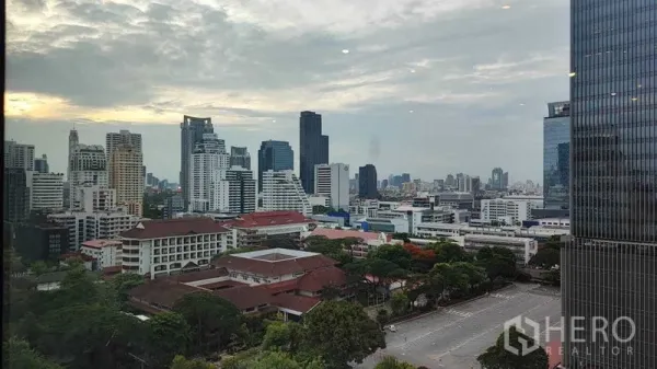 คอนโด ให้เช่าในWatthana, Bangkok - ภาพวิวเมืองย่านอโศกจากชั้นสูง เห็นอาคารสำนักงานและพื้นที่สีเขียว