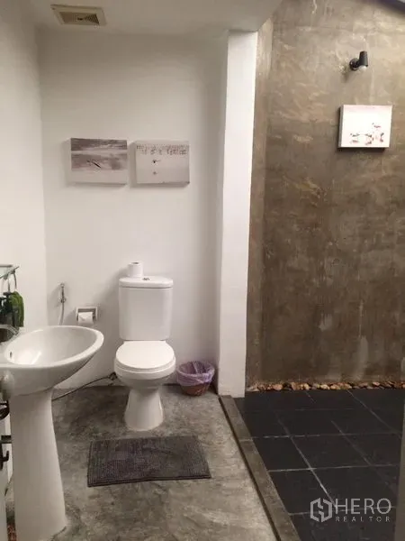 บ้าน ให้เช่าในSathon, Bangkok - ห้องน้ำสไตล์โมเดิร์น ผนังคอนกรีตเปลือยและมุมอาบน้ำแบบวอล์กอิน