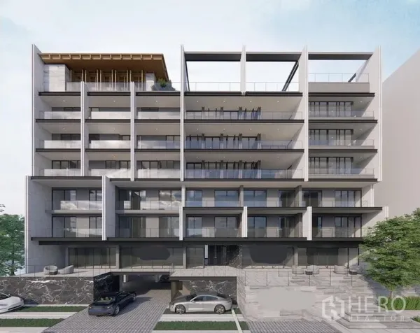 พื้นที่ขายปลีก ให้เช่าในWatthana, Bangkok - อาคารสมัยใหม่บนถนนสุขุมวิท พร้อมระเบียงกระจก หน้าร้านชั้นล่าง และทางเข้า-ออกรถยนต์ในกรุงเทพฯ