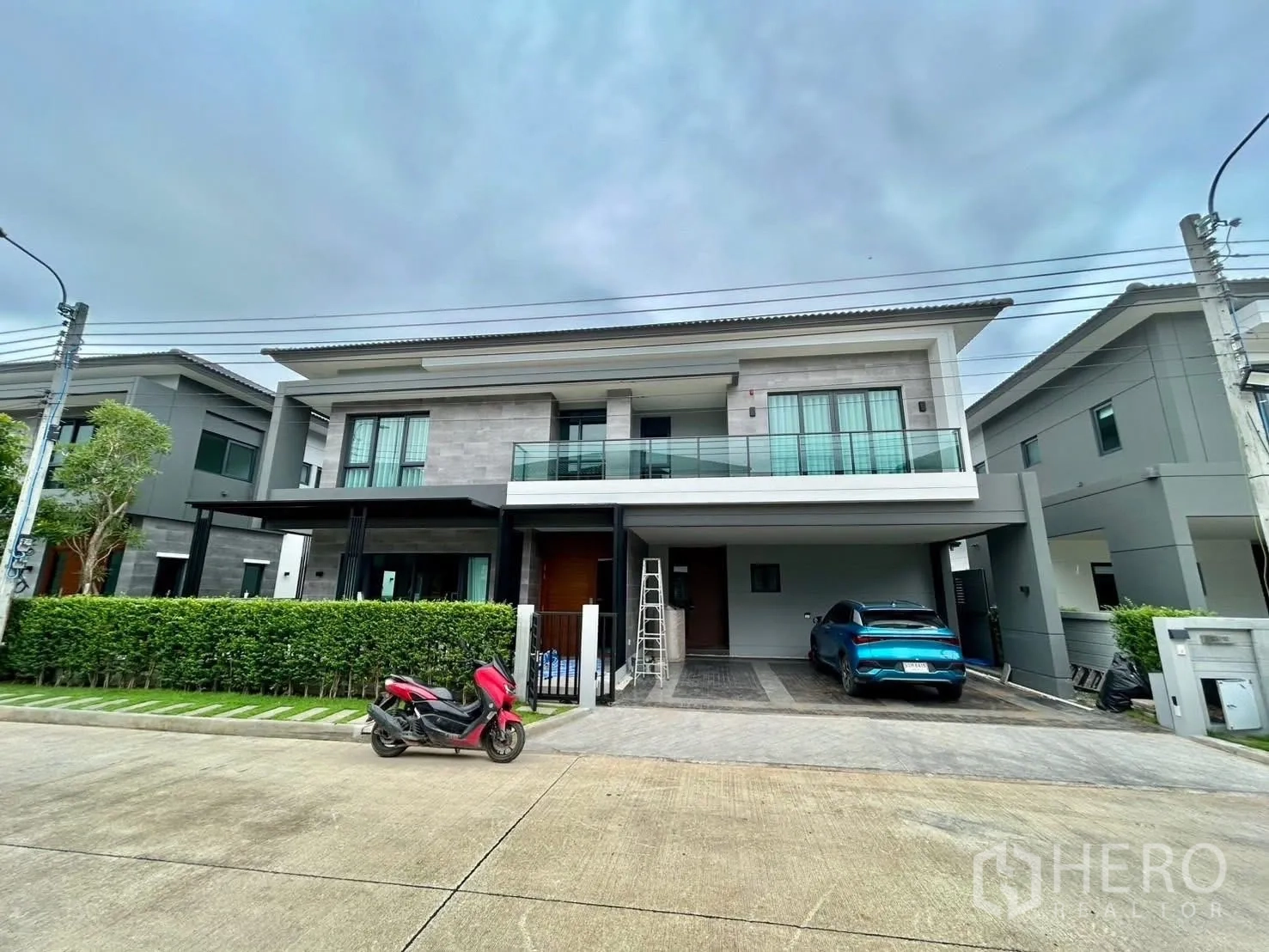 独栋房屋 for rent in Bang Phli, Samut Prakan - 现代两层住宅外观，设阳台与有顶车棚。