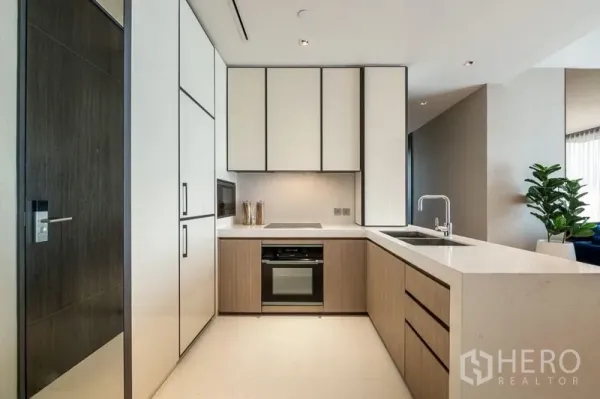 คอนโด ให้เช่าหรือขายในKhlong Toei, Bangkok - ครัวรูปตัวแอลสไตล์โมเดิร์น ตู้บิลต์อิน เตาอบ ไมโครเวฟ และซิงก์บนเคาน์เตอร์