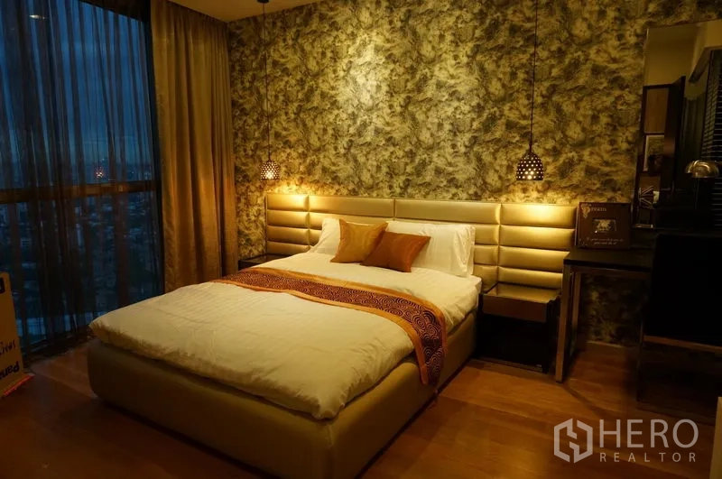 คอนโด ให้เช่าในWatthana, Bangkok - ห้องนอนที่สองมีหัวเตียงบุหนัง โคมแขวน และหน้าต่างบานใหญ่เห็นวิวกลางคืน