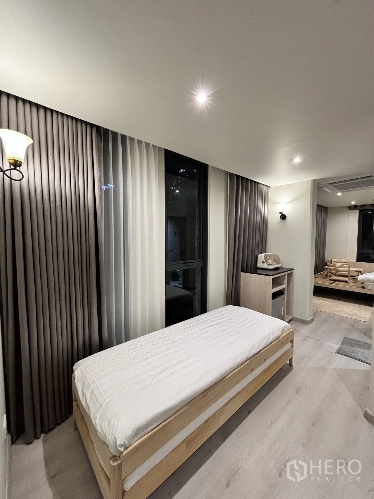 อาคารพาณิชย์ ให้เช่าในWatthana, Bangkok - ห้องทรงแคบเตียงเดี่ยว ม่านสูง และหน้าต่างวิวเมือง