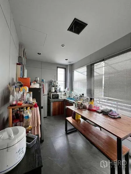 คลังสินค้า ให้เช่าในPrawet, Bangkok - ห้องแพนทรีพนักงานพร้อมอ่างล้างจาน ชั้นวาง และโต๊ะนั่ง