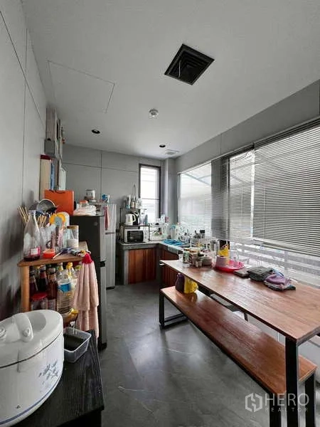 คลังสินค้า ให้เช่าในPrawet, Bangkok - ห้องแพนทรีพนักงานพร้อมอ่างล้างจาน ชั้นวาง และโต๊ะนั่ง