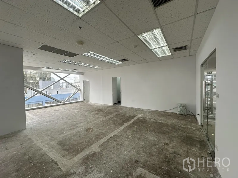 ออฟฟิศ for rent in Watthana, Bangkok - โถงสำนักงานพร้อมประตูเข้าสู่ห้องเล็กและหน้าต่างกว้าง