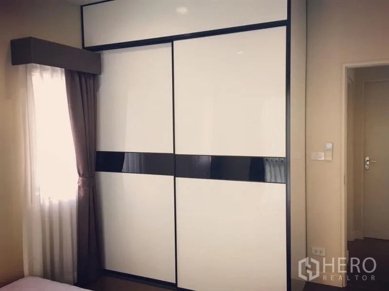 บ้าน ขาย - ตู้เสื้อผ้าบานเลื่อนสีขาวบิลท์อิน พร้อมหน้าต่างบานเล็ก