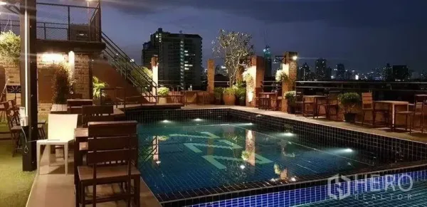 零售空间 出租在Khlong Toei, Bangkok - 靠近Ekkamai的屋顶泳池与座位区，夜景俯瞰曼谷天际线。