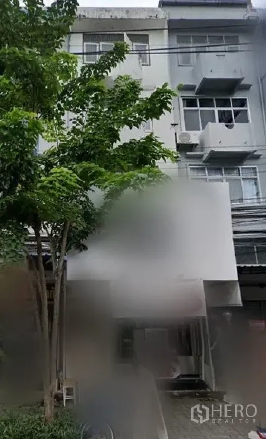 อาคารพาณิชย์ ให้เช่าในBang Na, Bangkok - อาคารพาณิชย์หลายชั้นย่านบางนา หน้าต่างระเบียงและแอร์ภายนอก มีป้ายหน้าอาคารและต้นไม้ให้ร่มเงา ใกล้ BTS อุดมสุข