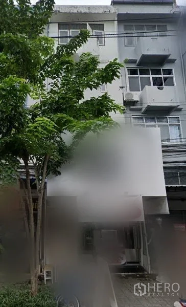 อาคารพาณิชย์ ให้เช่าในBang Na, Bangkok - อาคารพาณิชย์หลายชั้นย่านบางนา หน้าต่างระเบียงและแอร์ภายนอก มีป้ายหน้าอาคารและต้นไม้ให้ร่มเงา ใกล้ BTS อุดมสุข