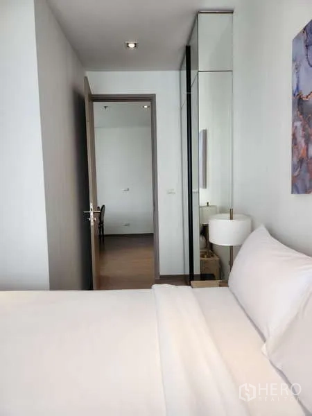 คอนโด ให้เช่าในKhlong Toei, Bangkok - ประตูทางเข้าห้องนอนพร้อมตู้เสื้อผ้าบานกระจกและพื้นไม้