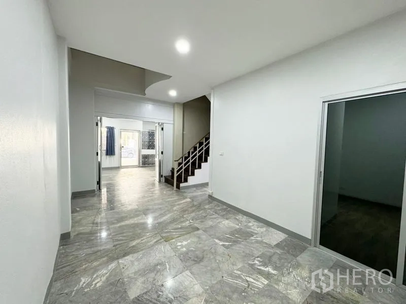 ทาวน์เฮาส์ ให้เช่าหรือขายในSuan Luang, Bangkok - ทางเดินพื้นหินอ่อน ประตูกระจกบานเลื่อน และบันไดกลางบ้าน