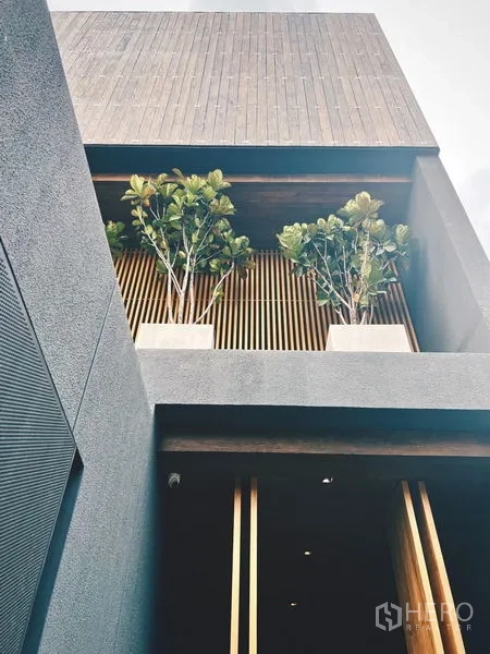 บ้าน ให้เช่าหรือขายในBangkok - ระเบียงพร้อมกระบะปลูกต้นไม้และระแนงไม้ รายละเอียดใกล้ชิด