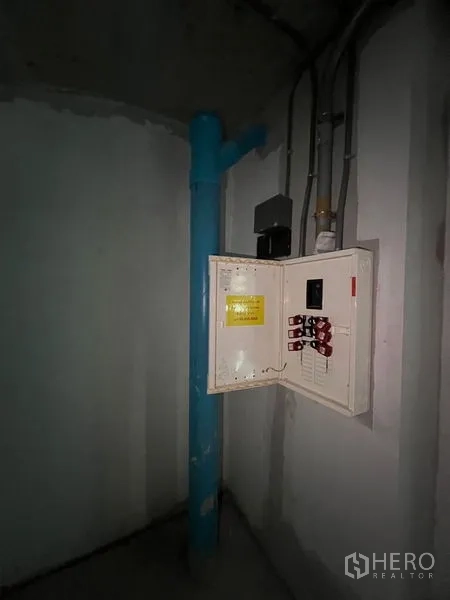 零售空间 出租在Pathum Wan, Bangkok - 服务区内的配电箱与蓝色给排水立管。