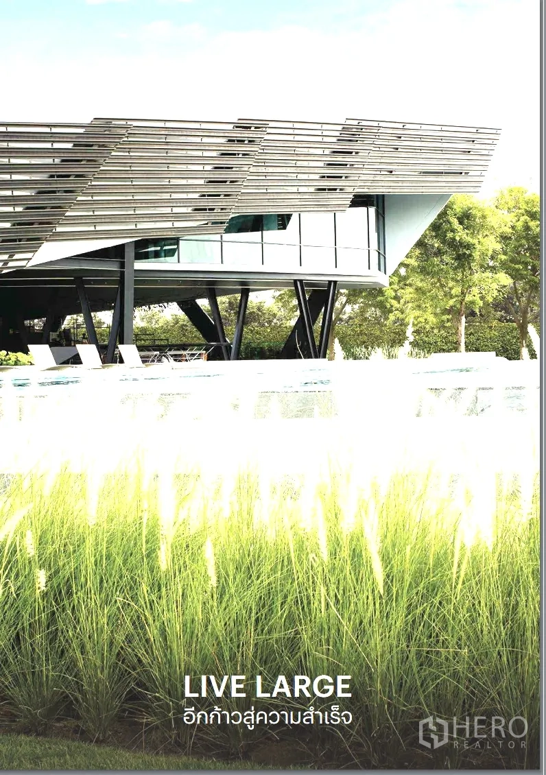 独立式住宅 出租或出售在Pathum Thani - 现代会所建筑凌空于泳池之上，景观茂密