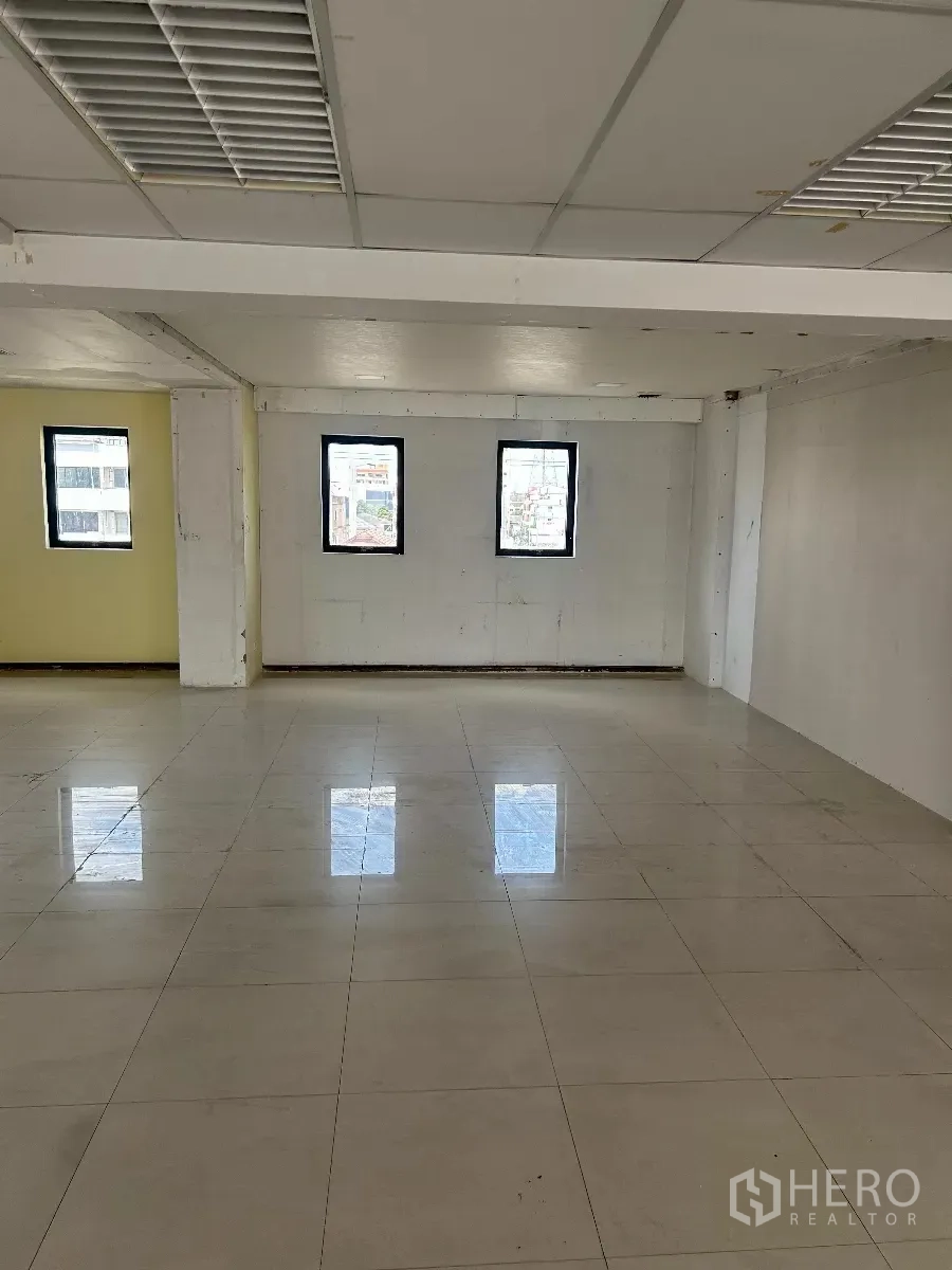 办公空间 出租在Din Daeng, Bangkok - 开放办公区，立柱与三扇小窗，地面光亮。