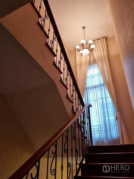 บ้าน ให้เช่าในYan Nawa, Bangkok - บันไดเหล็กดัดพร้อมโคมไฟระย้า พื้นที่โถงสูงและหน้าต่างสูงโปร่ง