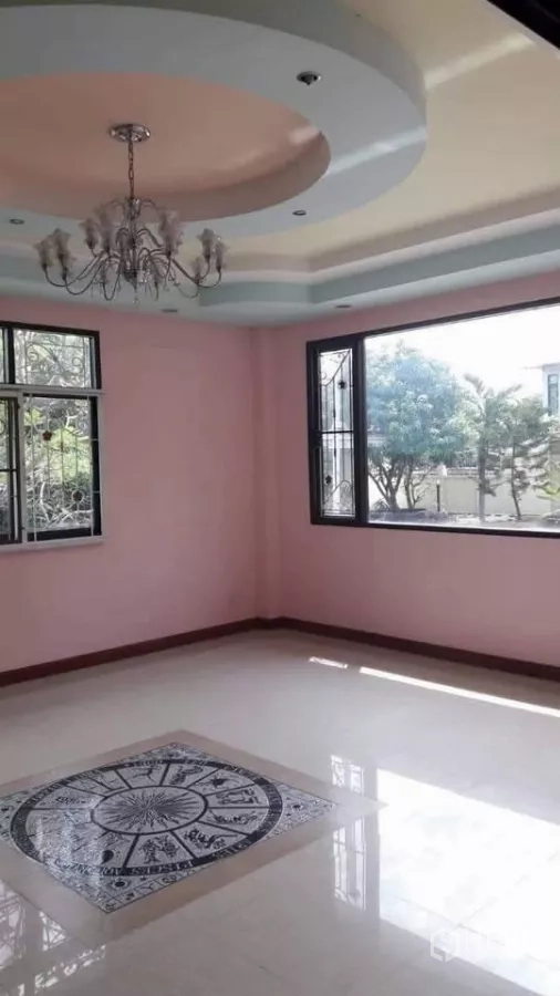 Detached House for sale in Bueng Kum, Bangkok - Large airy room with tray ceiling, big windows and natural light.