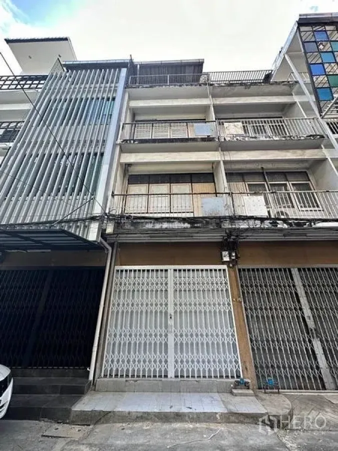 อาคารพาณิชย์ ให้เช่าในKhlong Toei, Bangkok - อาคารพาณิชย์หลายชั้นริมซอย มีระเบียงและประตูเหล็กด้านหน้า