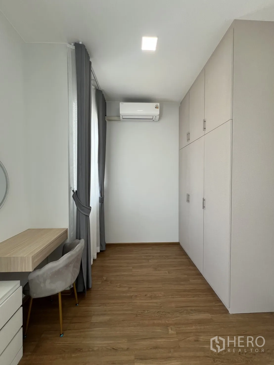 Townhouse for rent in Bang Phli, Samut Prakan - Room with built-in wardrobes, dressing table and air conditioner.