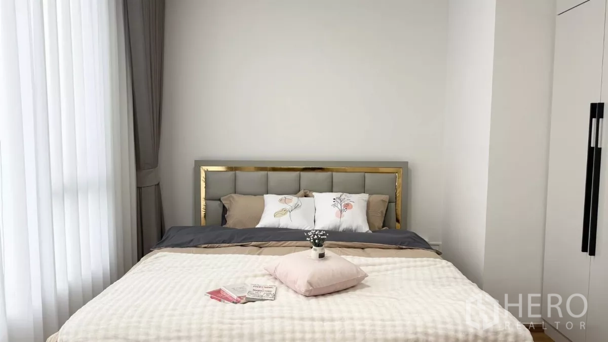 Townhouse for rent in Bang Phli, Samut Prakan - Master bedroom view toward wardrobe and soft-neutral decor.