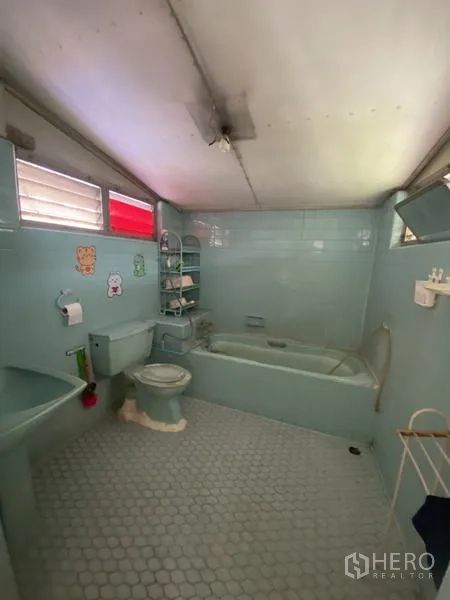 บ้าน ให้เช่าในKhlong Toei, Bangkok - ห้องน้ำสไตล์เรโทร กระเบื้องสีฟ้า อ่างอาบน้ำ สุขภัณฑ์ และหน้าต่างบานเกล็ด