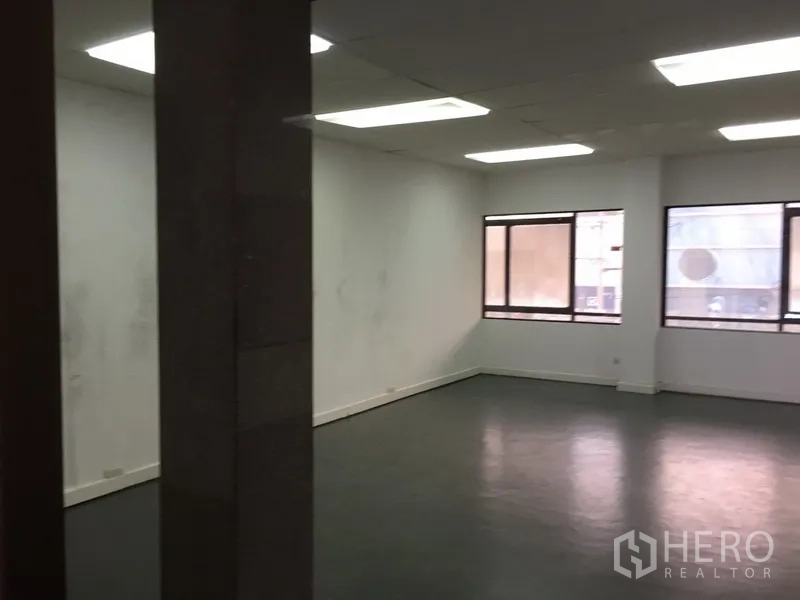 สำนักงาน for ในHuai Khwang, Bangkok - โซนสำนักงานกว้าง เพดานฝ้าพร้อมไฟและหน้าต่างหลายบาน