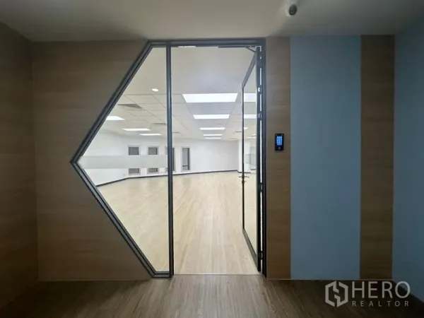 สำนักงาน ให้เช่าในChatuchak, Bangkok - ประตูกระจกแบบรักษาความปลอดภัย กรอบทรงเรขาคณิต เปิดสู่สำนักงานเปิดโล่งสว่างพื้นลายไม้