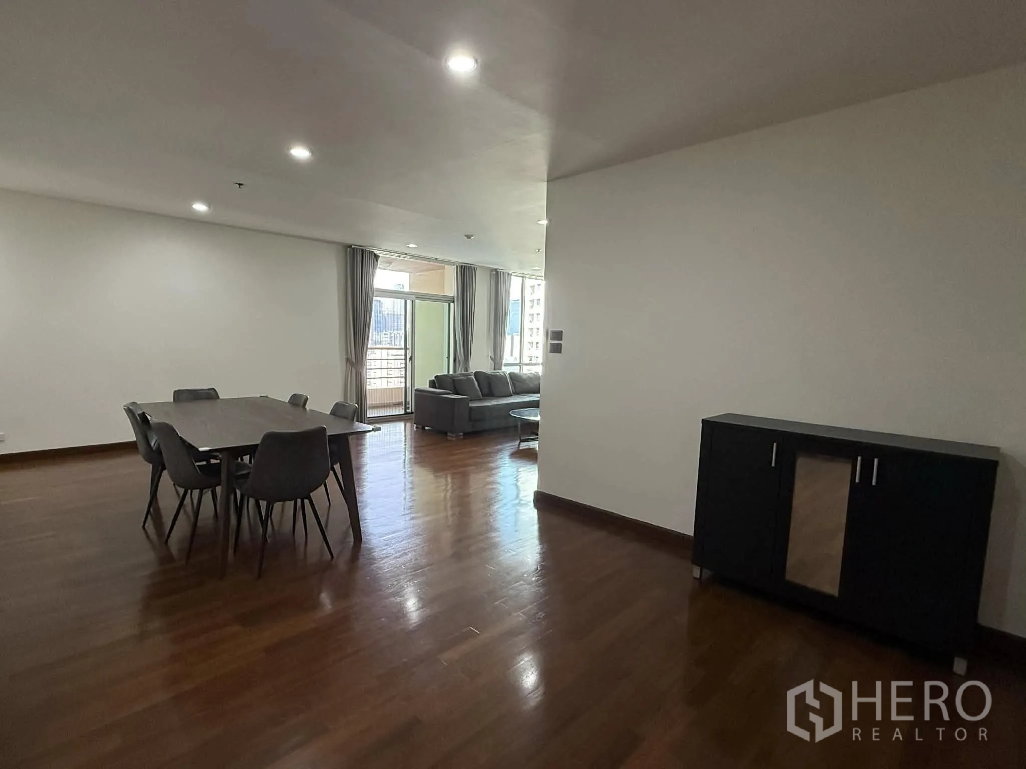 公寓 for rent in Pathum Wan, Bangkok - 宽阔餐区带边柜，可通往客厅与阳台。
