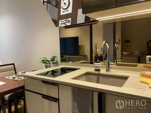 คอนโด ให้เช่าในWatthana, Bangkok - ภาพระยะใกล้ของครัว เตาอินดักชัน อ่างล้างจาน และผนังกระจก