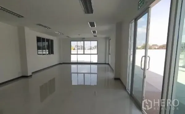 คลังสินค้า ให้เช่าในSamut Prakan - ห้องออฟฟิศสว่างพร้อมประตูกระจกบานเลื่อนและหน้าต่างบานใหญ่ติดระเบียงในตัวโกดัง